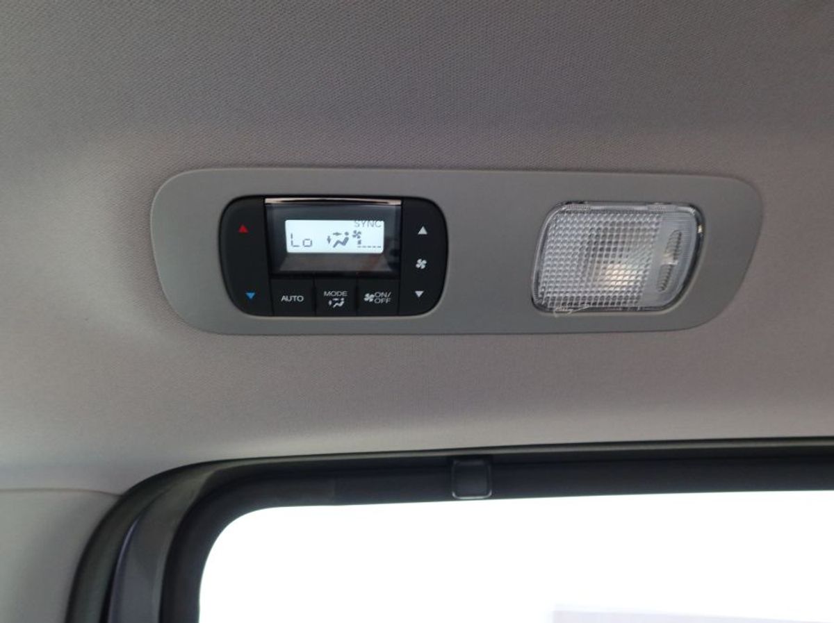 Grey Honda Odyssey image number 13