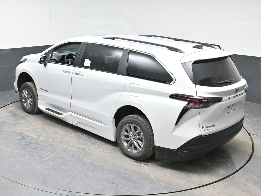 New 2026 Toyota Sienna Hybrid XLE Base - BraunAbility Side Entry Entry Fold Out Automatic Ramp
