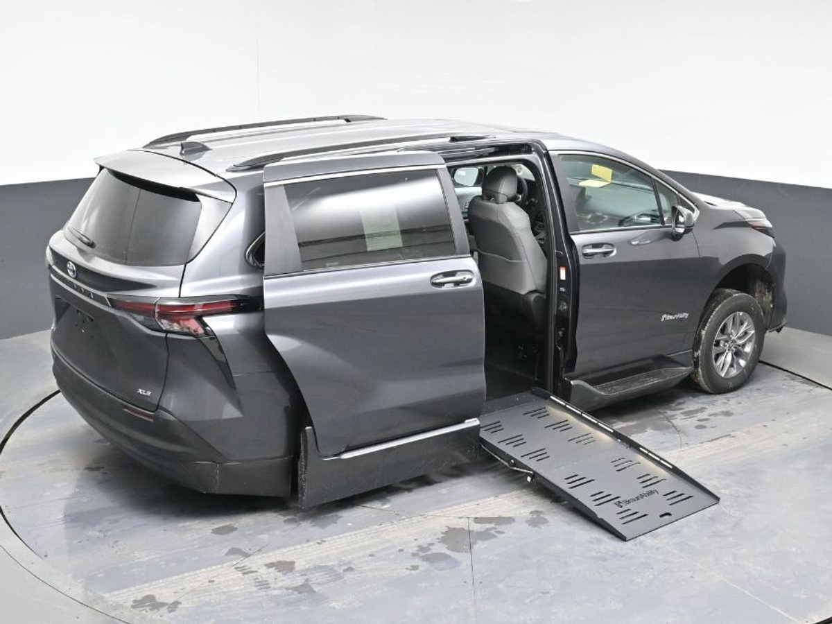 2025 TOYOTA SIENNA - Image 26