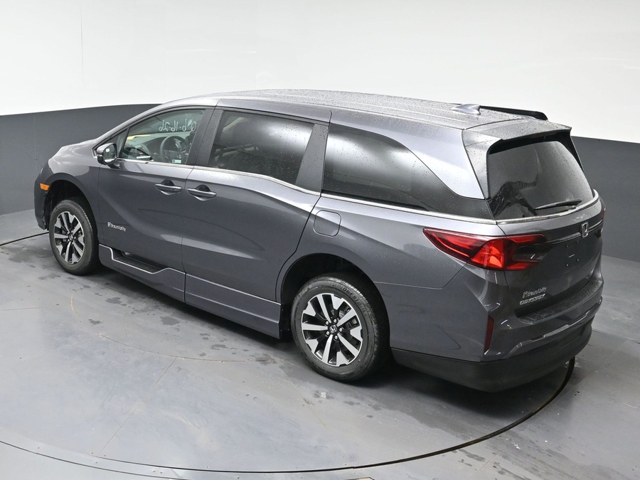 Grey Honda Odyssey image number 14