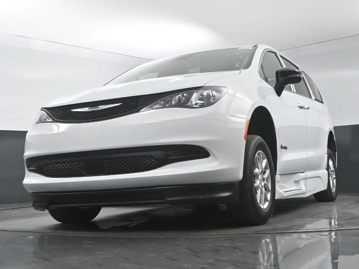 White Chrysler Voyager image number 18