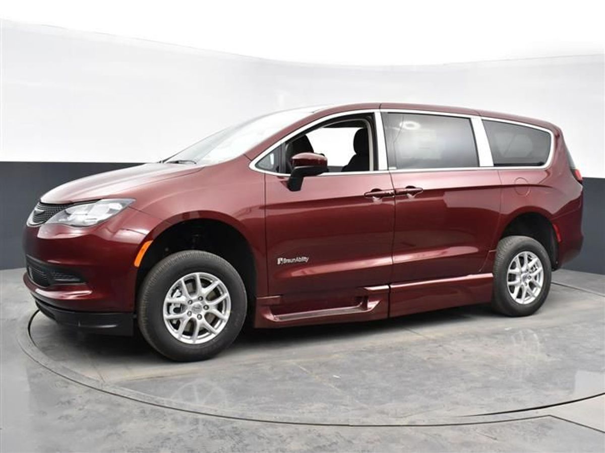 Red Chrysler Voyager image number 12