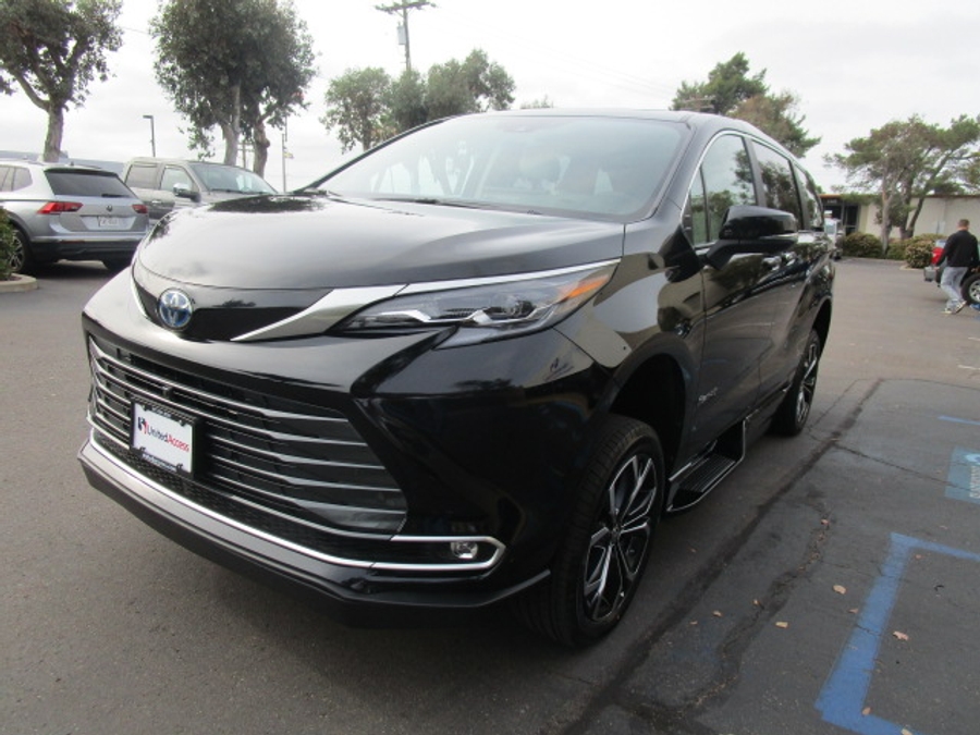 New 2025 Toyota Sienna Hybrid Platinum - BraunAbility Side Entry Entry In Floor Automatic Ramp