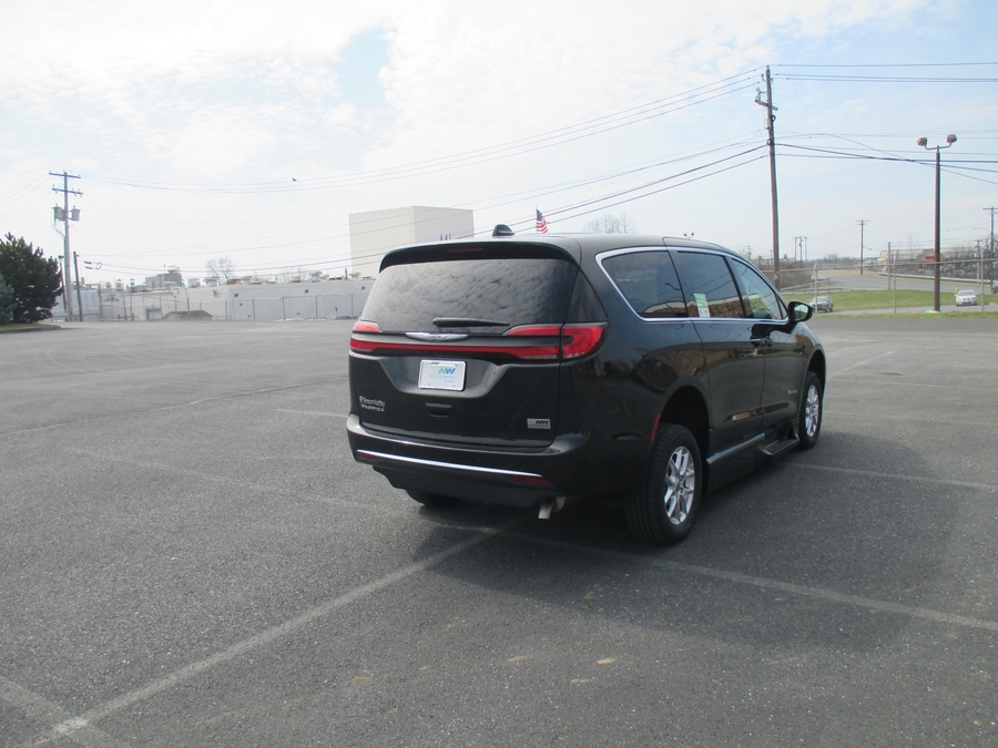 Black Chrysler Pacifica image number 5