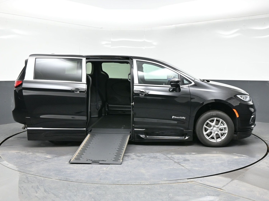 New 2026 Chrysler Pacifica Select Plus - BraunAbility Side Entry In Floor Automatic Ramp
