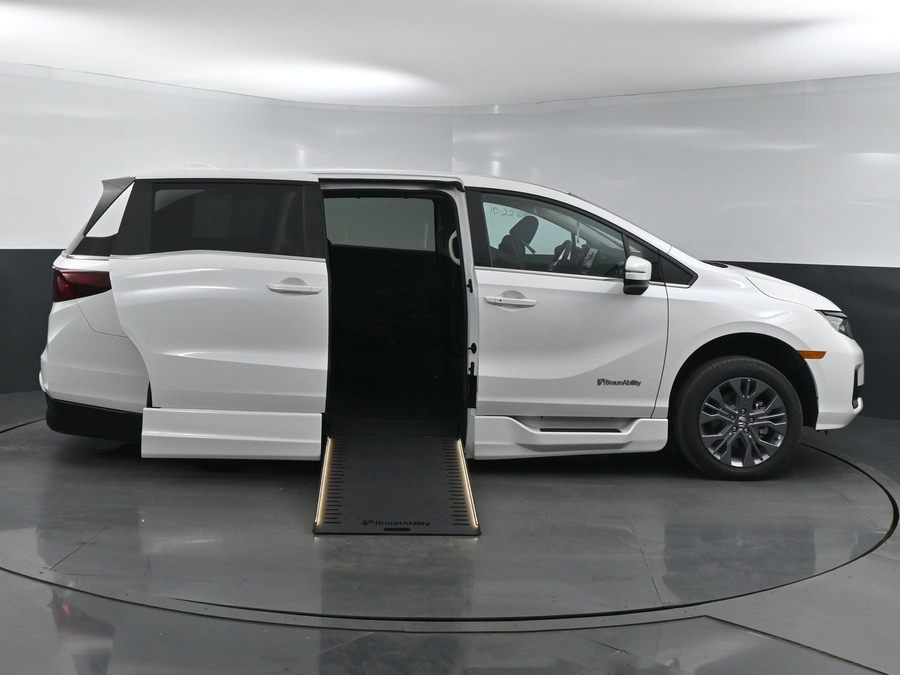White Honda Odyssey image number 7