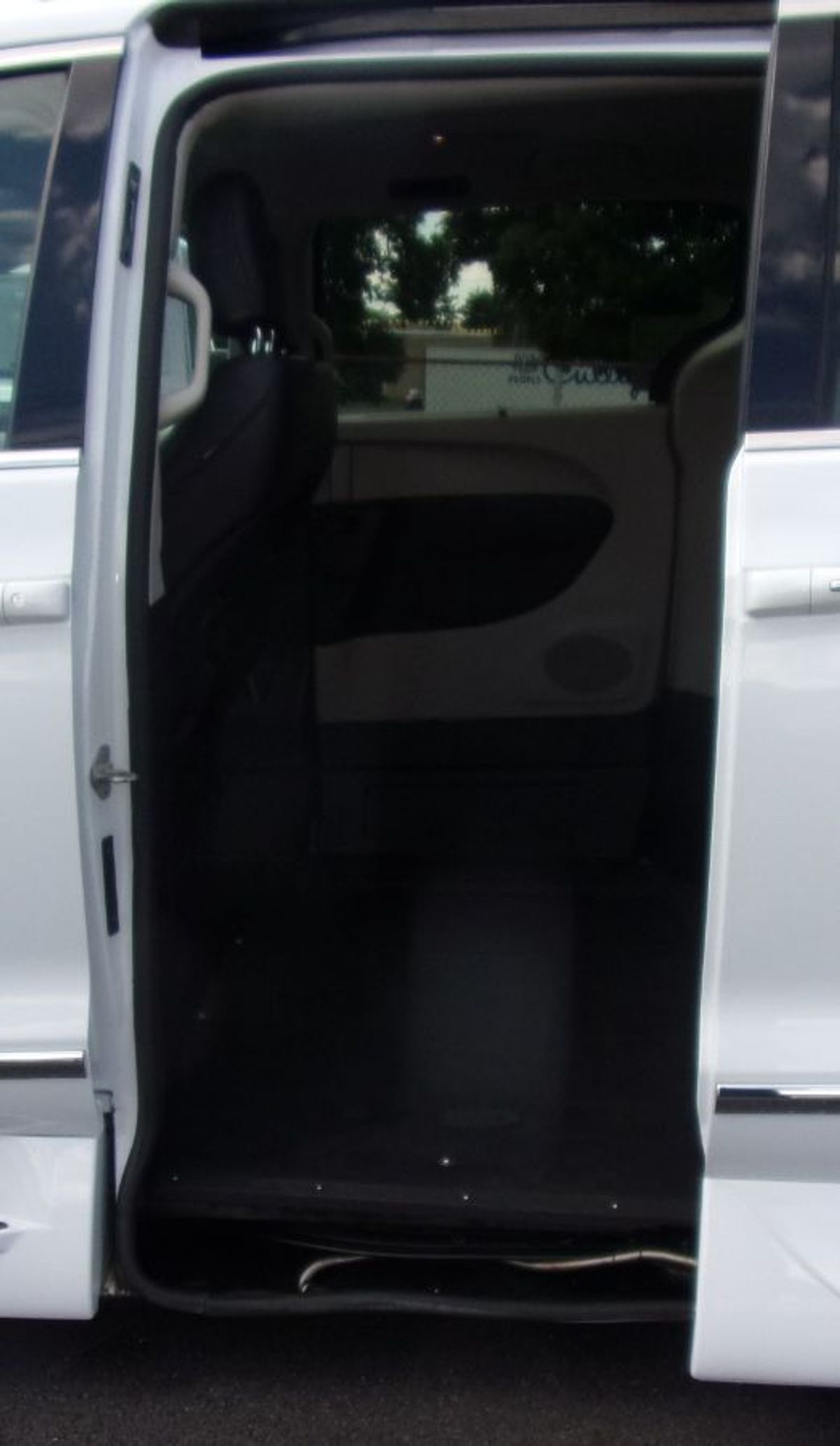 White Chrysler Pacifica image number 17