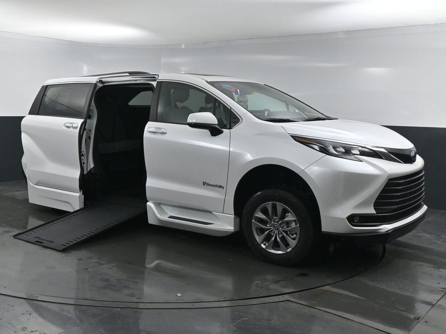 New 2025 Toyota Sienna Hybrid XLE Plus - BraunAbility Side Entry Entry In Floor Automatic Ramp