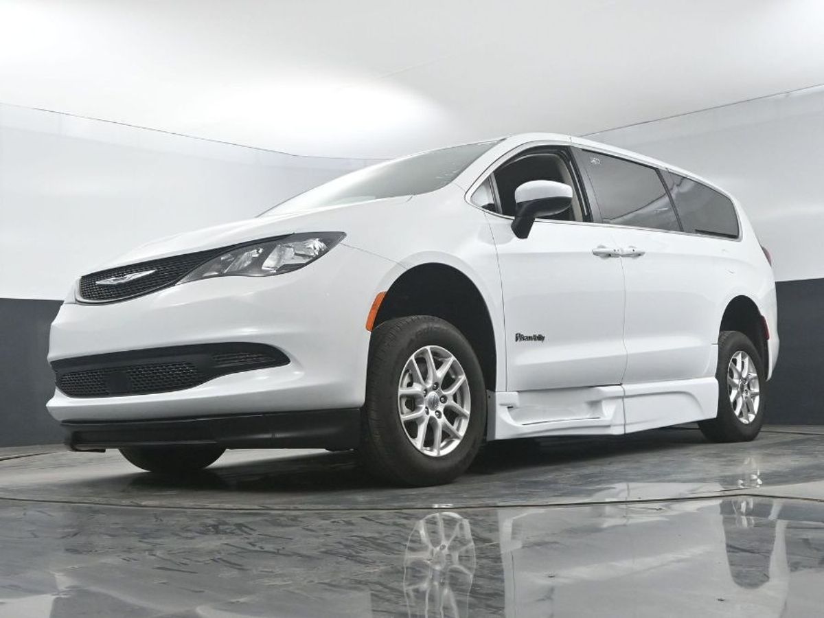 White Chrysler Voyager image number 19