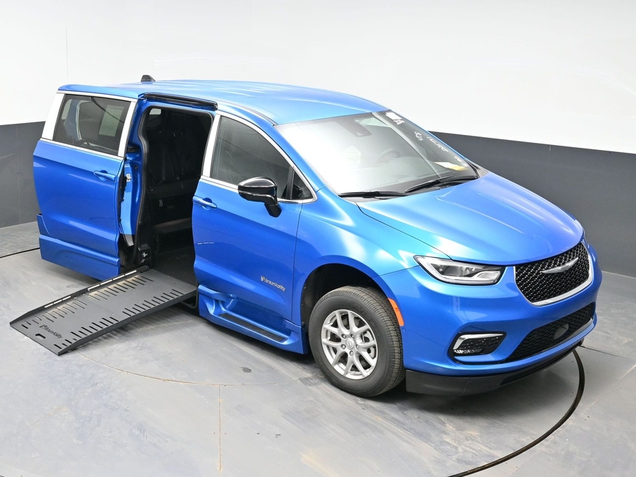 Blue Chrysler Pacifica image number 19
