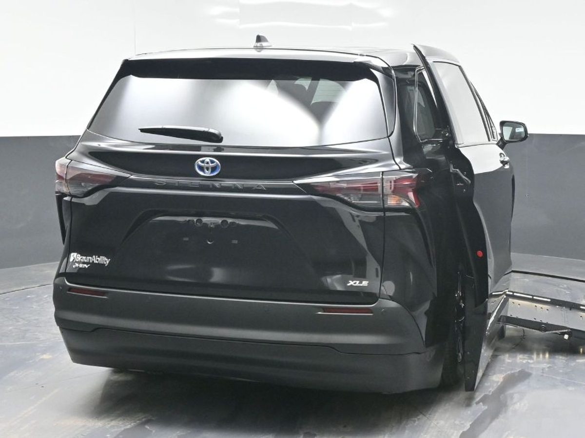 Black Toyota Sienna image number 5