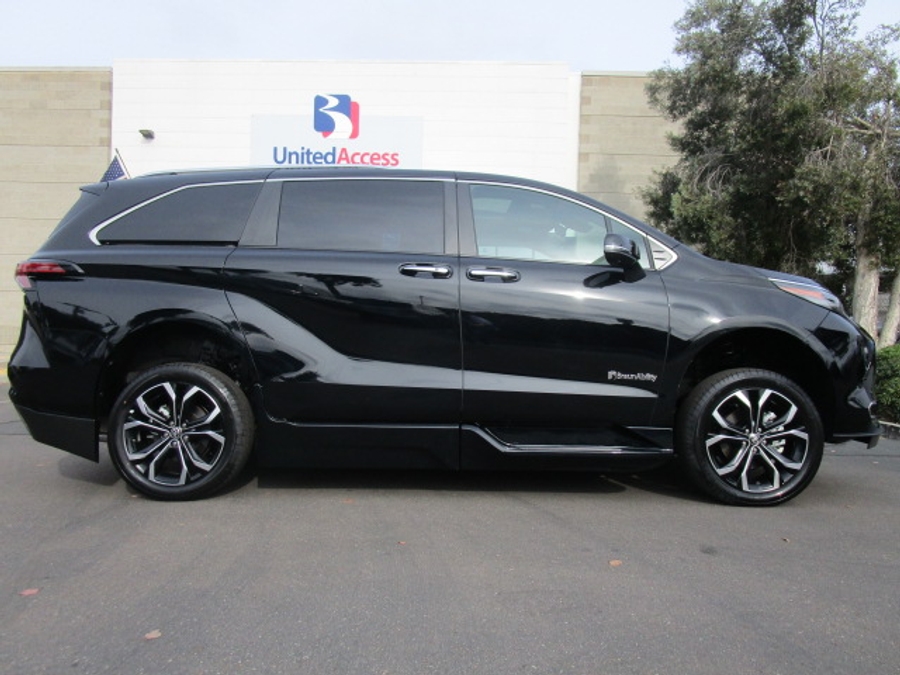 New 2025 Toyota Sienna Hybrid Platinum - BraunAbility Side Entry Entry In Floor Automatic Ramp