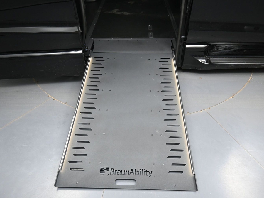 Black Chrysler Pacifica image number 9