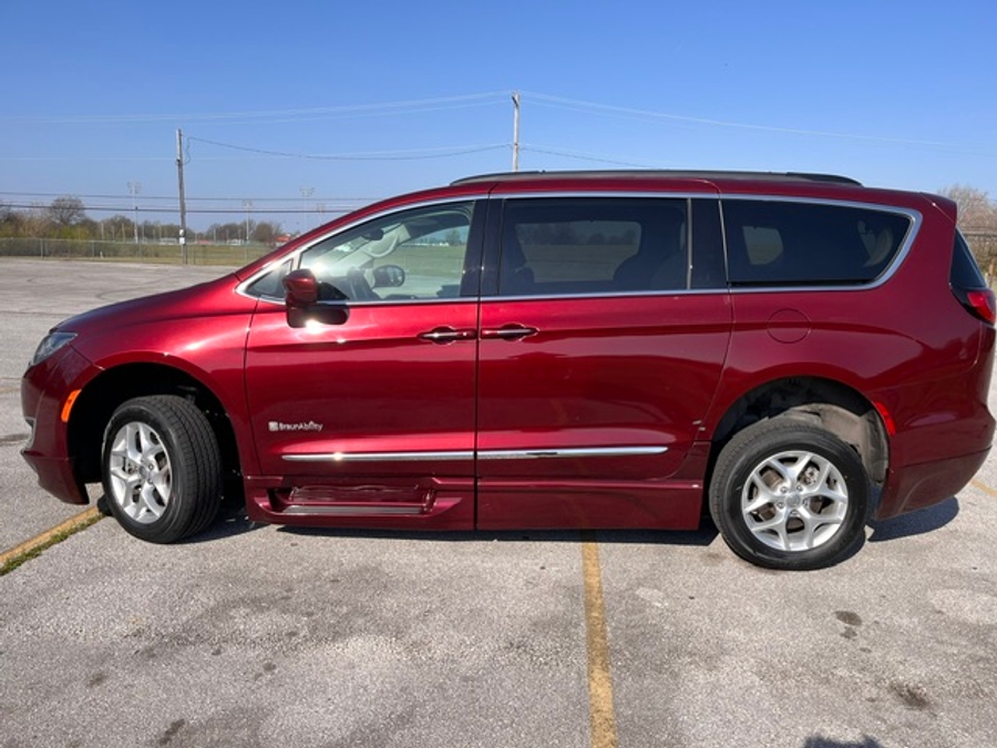 Used 2017 Chrysler Pacifica Touring L - BraunAbility Side Entry Entry Fold Out Automatic Ramp