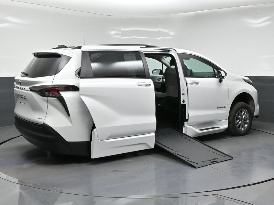 White Toyota Sienna image number 3