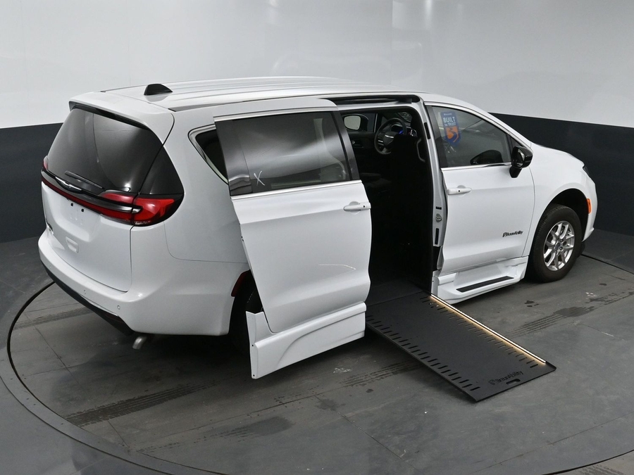 Used 2024 Chrysler Pacifica Touring-L - BraunAbility Side Entry Entry In Floor Automatic Ramp