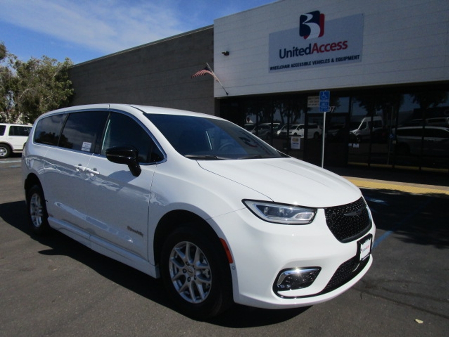 New 2025 Chrysler Pacifica Select Safety - BraunAbility Side Entry Entry Fold Out Automatic Ramp