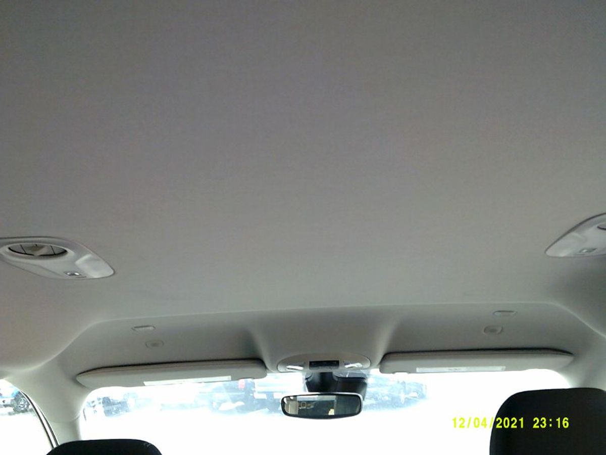 White Chrysler Voyager image number 13