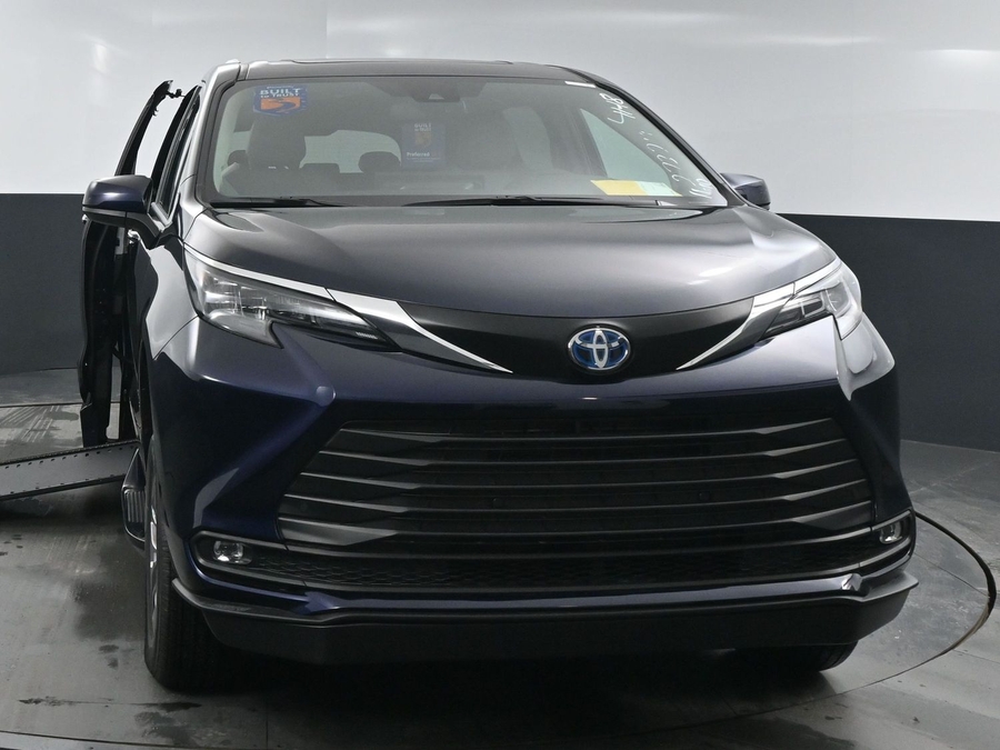 New 2025 Toyota Sienna Hybrid XLE Plus - BraunAbility Side Entry Entry In Floor Automatic Ramp