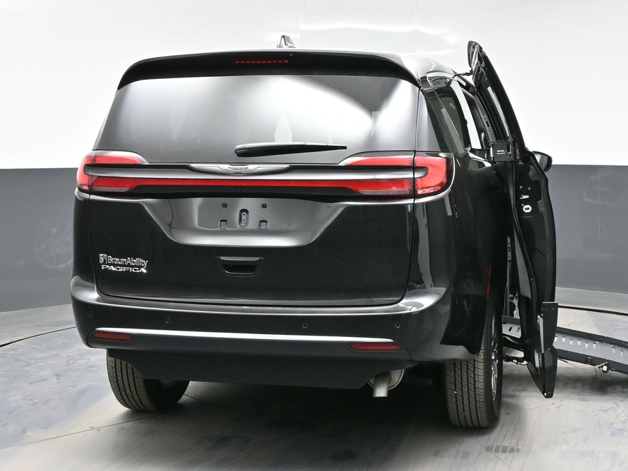 Black Chrysler Pacifica image number 5