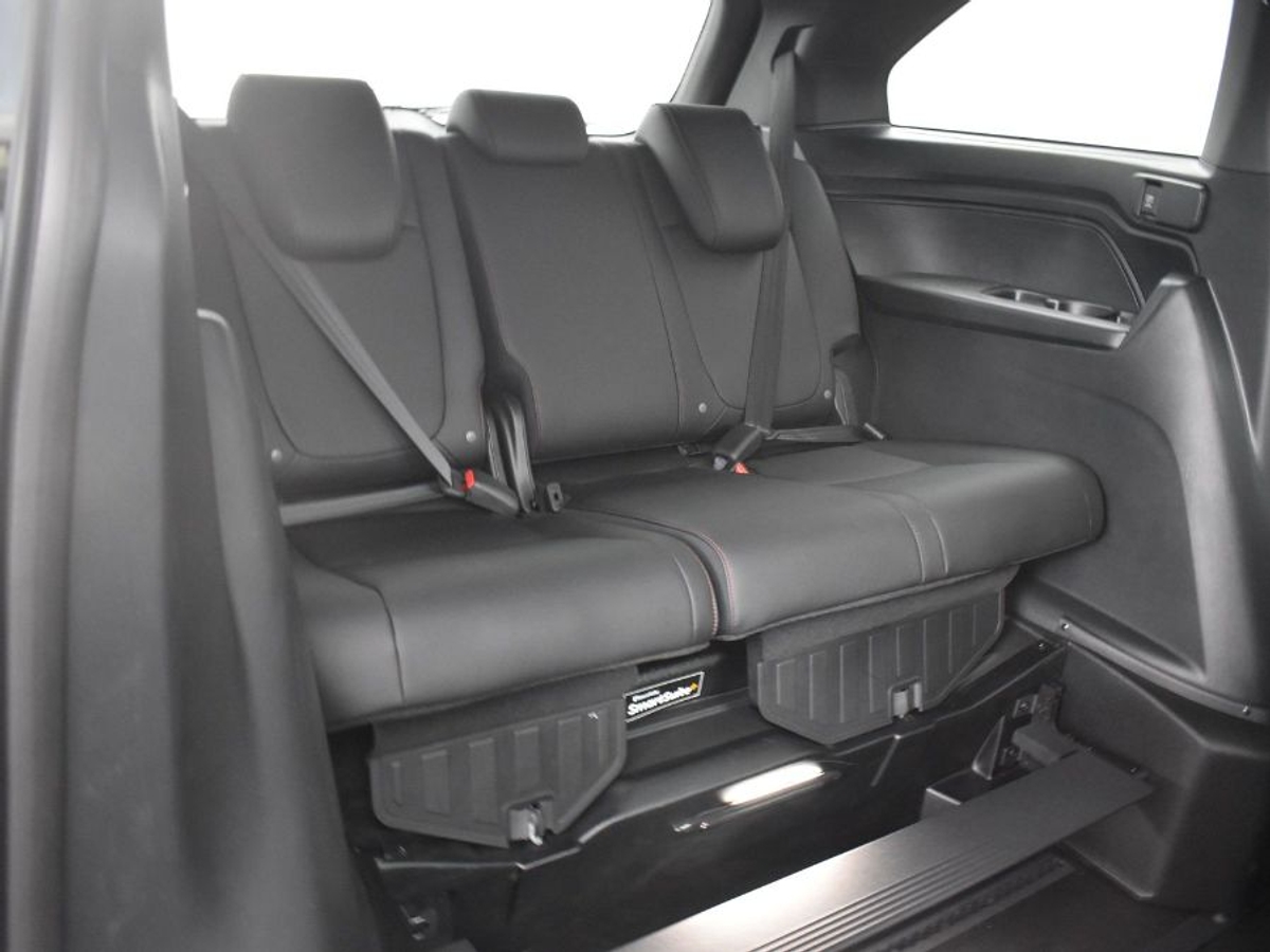 Grey Honda Odyssey image number 9