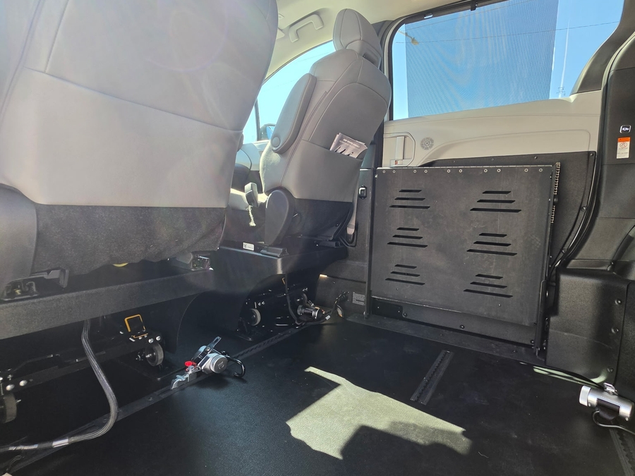 White Toyota Sienna image number 16