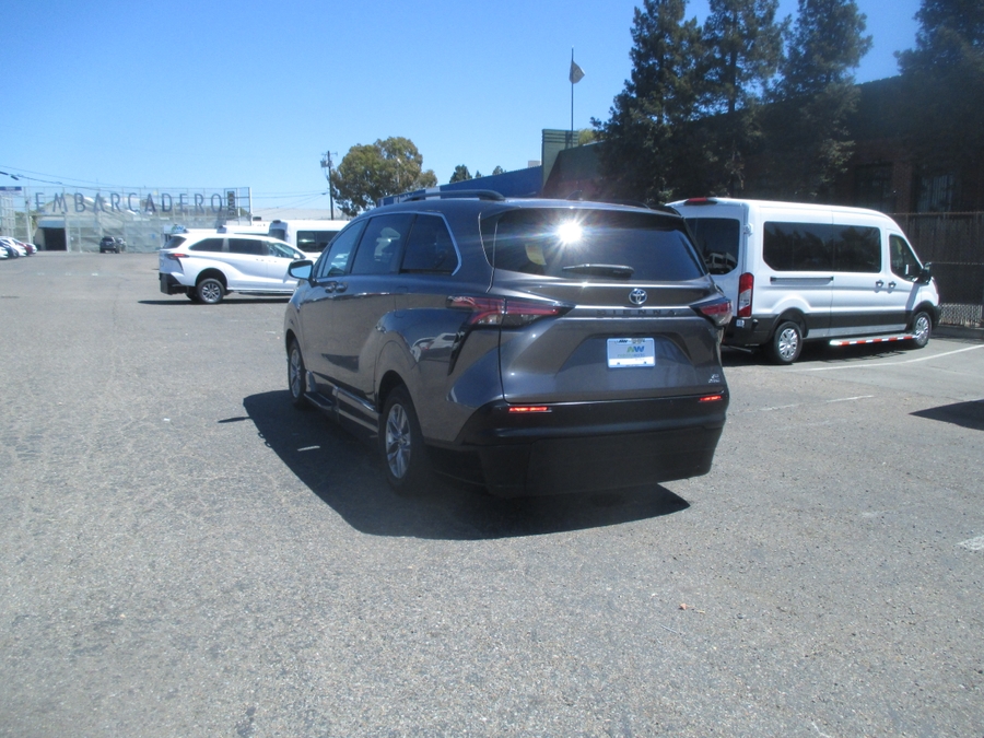 Grey Toyota Sienna image number 4