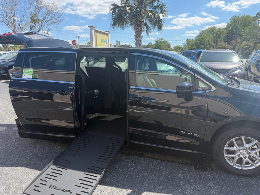 Black Chrysler Pacifica image number 3