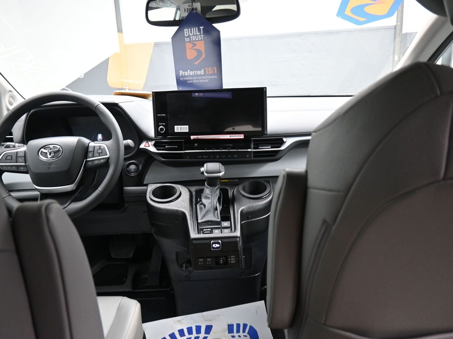 New 2025 Toyota Sienna Hybrid XLE Plus - BraunAbility Side Entry Entry Fold Out Automatic Ramp