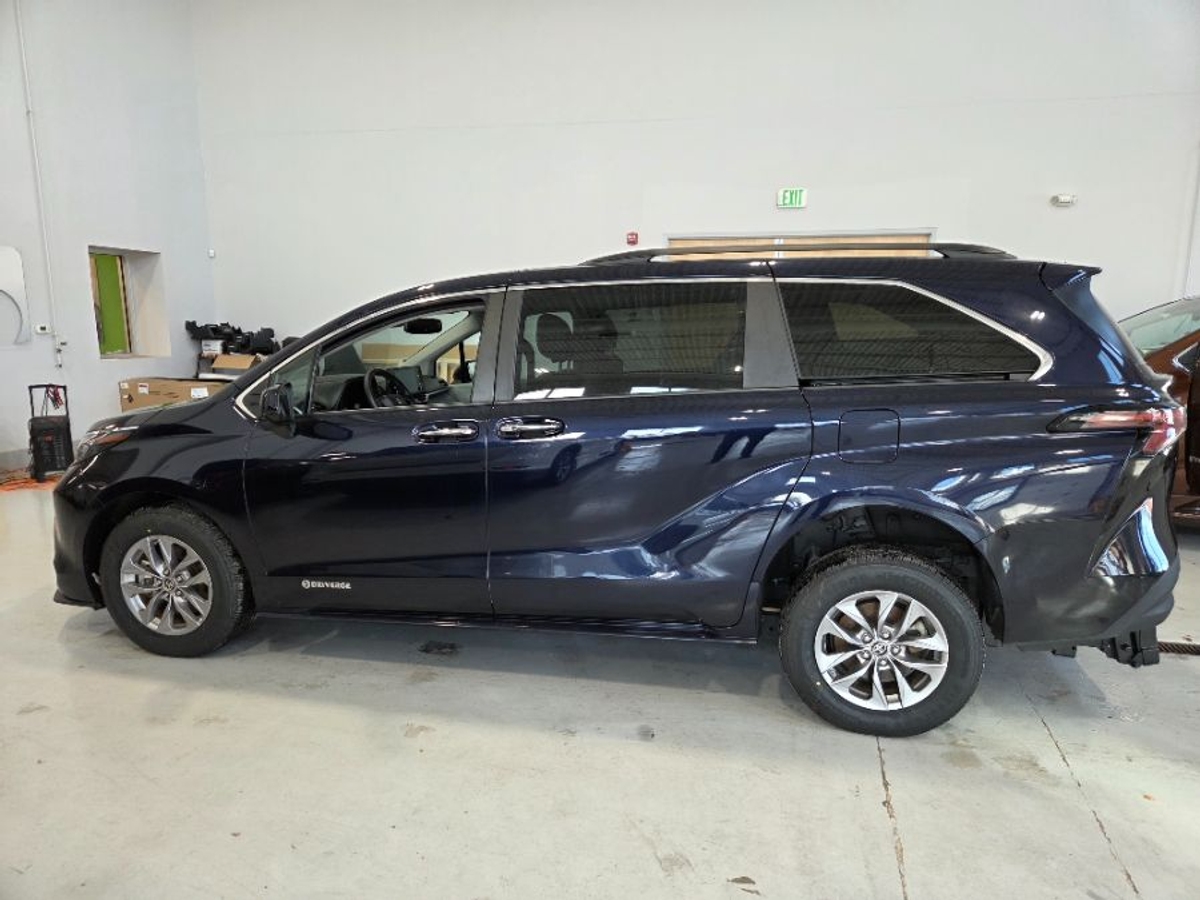 2024 TOYOTA SIENNA - Image 2