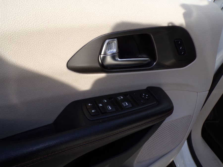 White Chrysler Pacifica image number 9