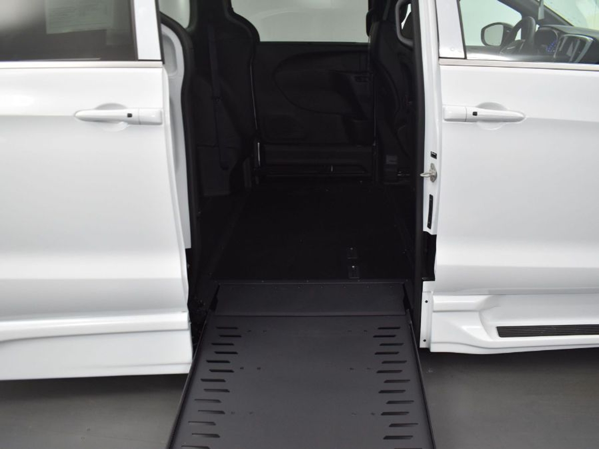 White Chrysler Voyager image number 11