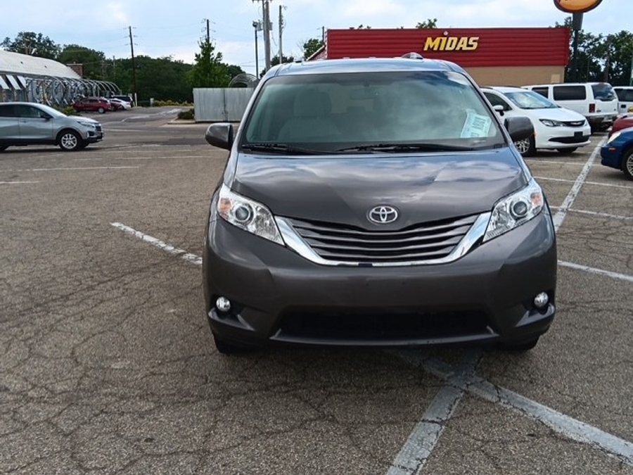 2017 Toyota Sienna XLE - Photo 6