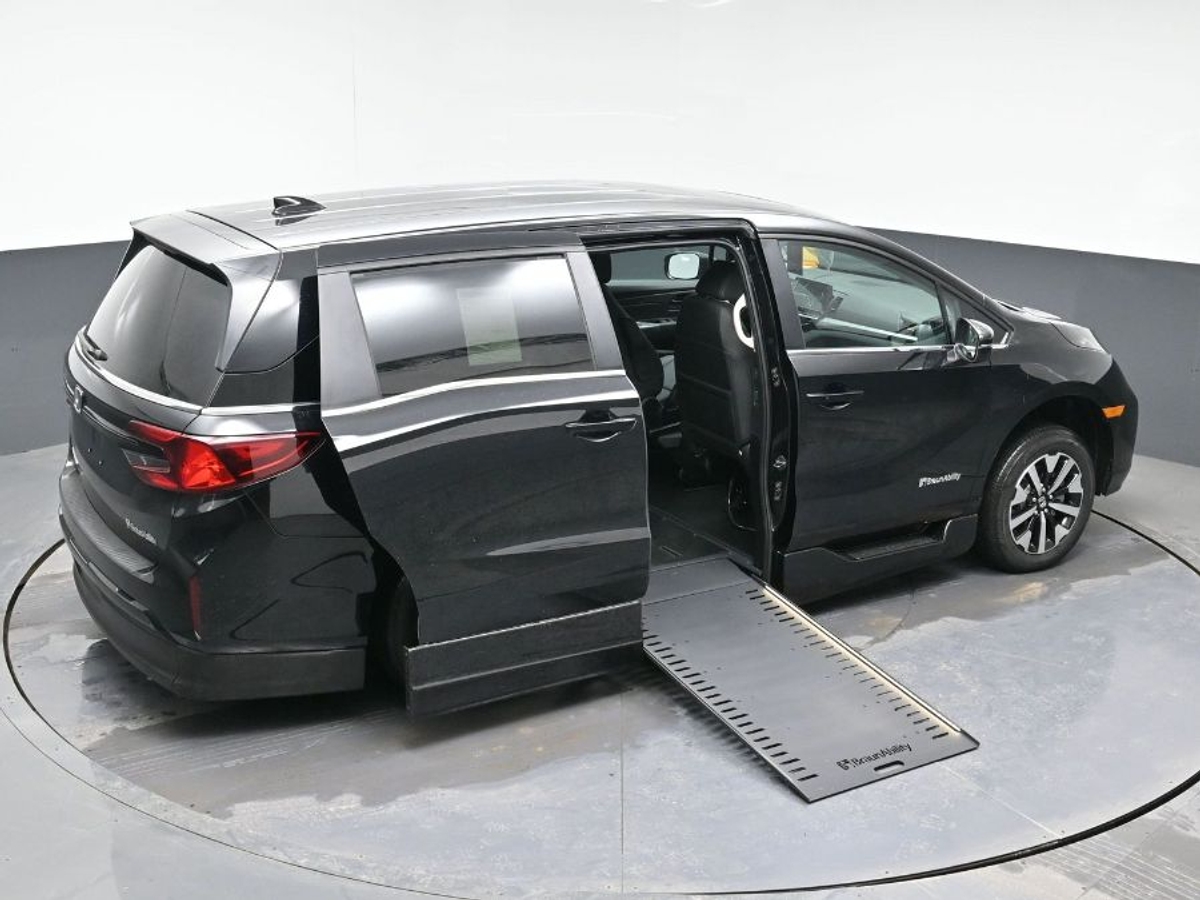 Black Honda Odyssey image number 24