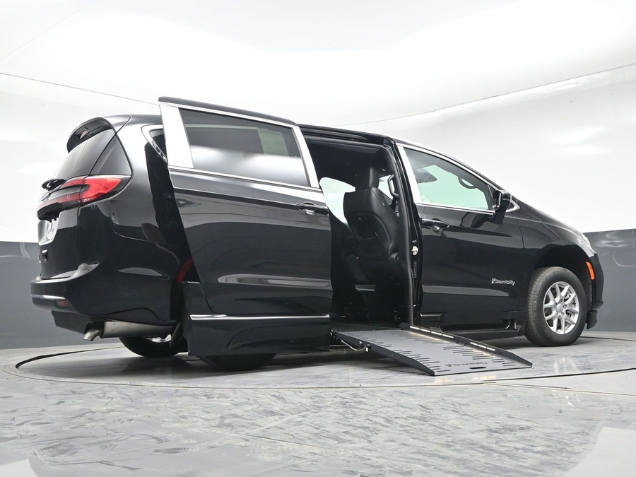 Black Chrysler Pacifica image number 18
