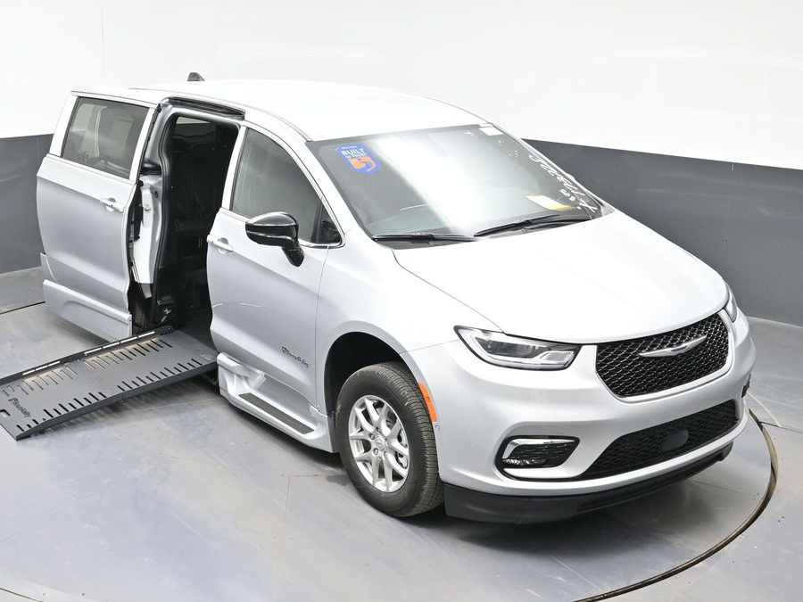New 2026 Chrysler Pacifica Select Safety - BraunAbility Side Entry Fold Out Automatic Ramp