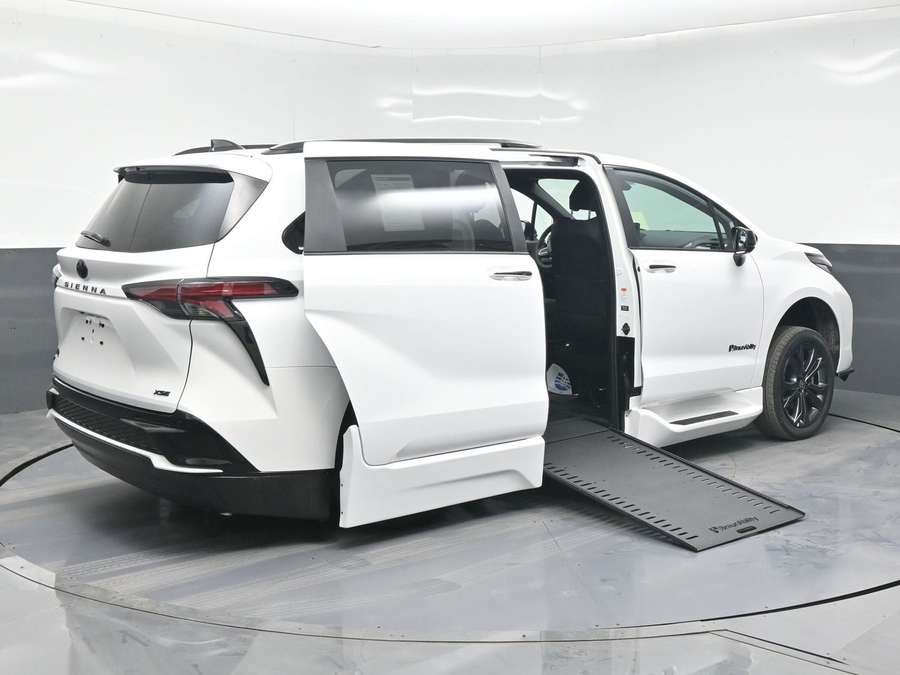 New 2025 Toyota Sienna Hybrid XSE Sport - BraunAbility Side Entry Entry In Floor Automatic Ramp