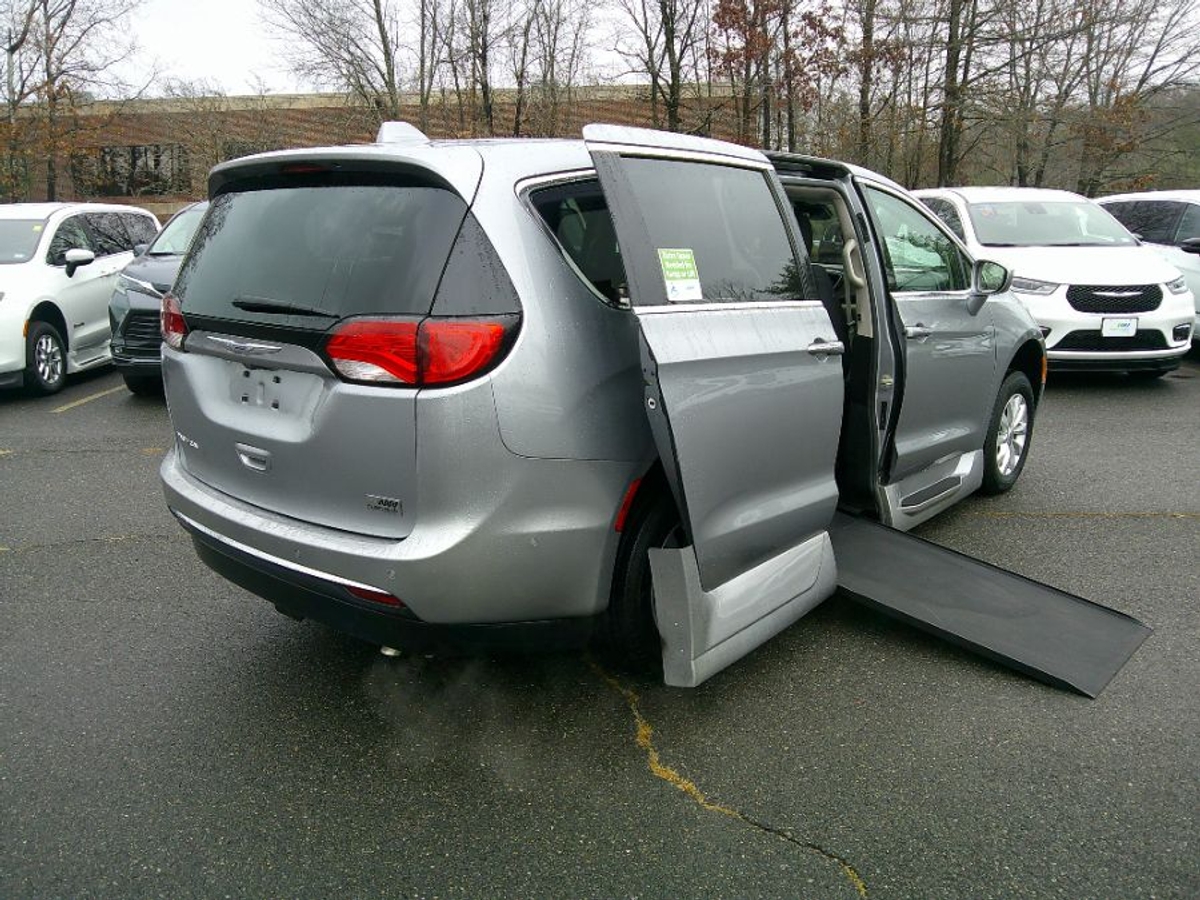 2019 CHRYSLER PACIFICA - Image 2