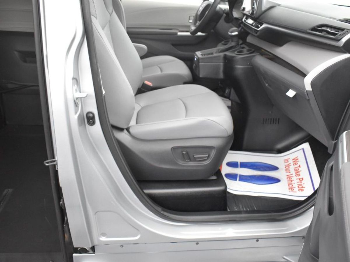 Silver Toyota Sienna image number 1
