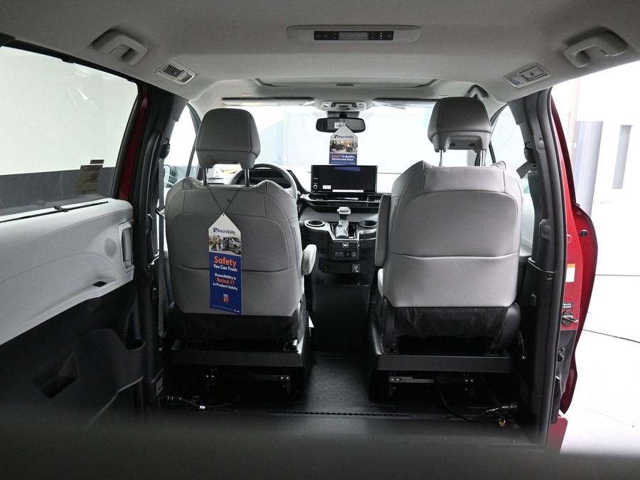 New 2025 Toyota Sienna Hybrid XLE Plus - BraunAbility Side Entry Entry In Floor Automatic Ramp