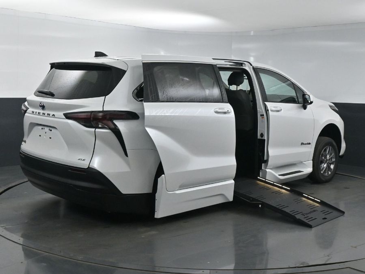 White Toyota Sienna image number 7