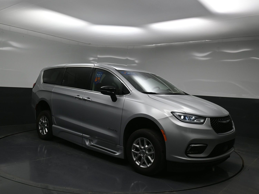 Used 2024 Chrysler Pacifica Touring L - BraunAbility Side Entry Entry Fold Out Automatic Ramp