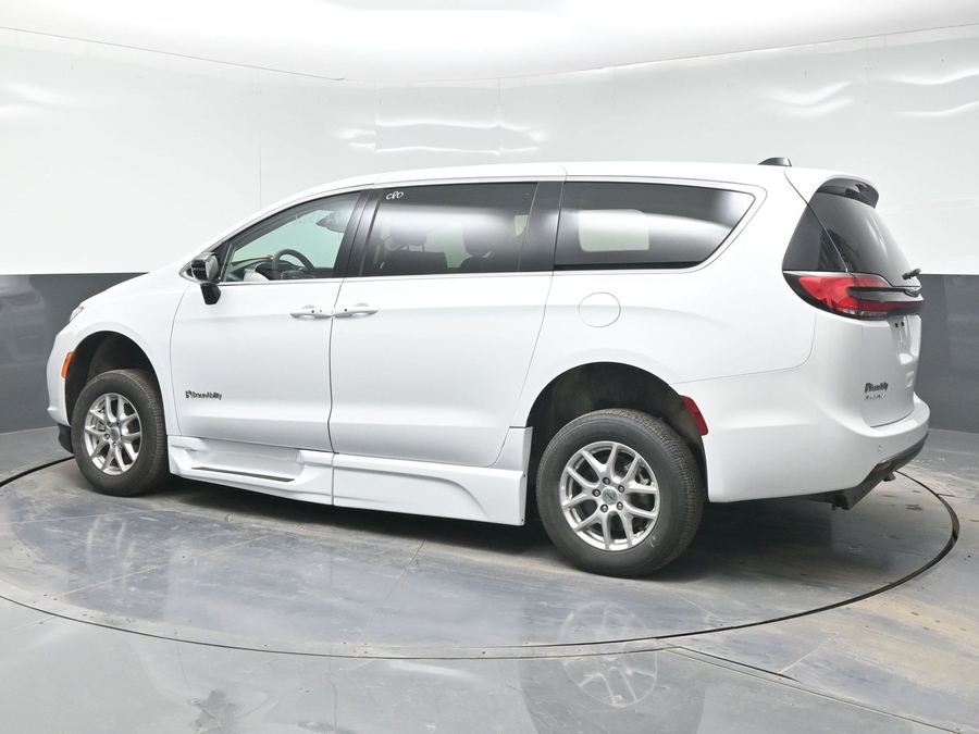 Used 2024 Chrysler Pacifica Touring L - BraunAbility Side Entry Entry Fold Out Automatic Ramp