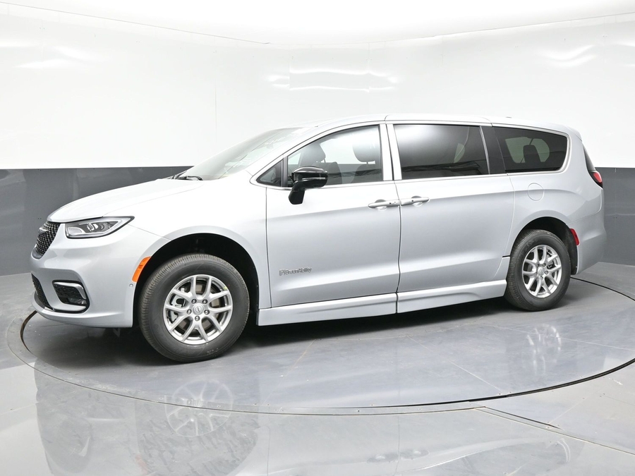 Silver Chrysler Pacifica image number 5