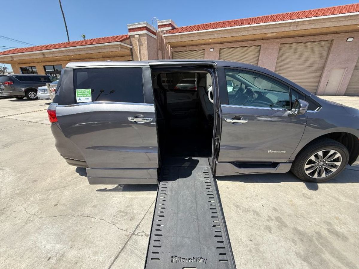 Grey Honda Odyssey image number 8