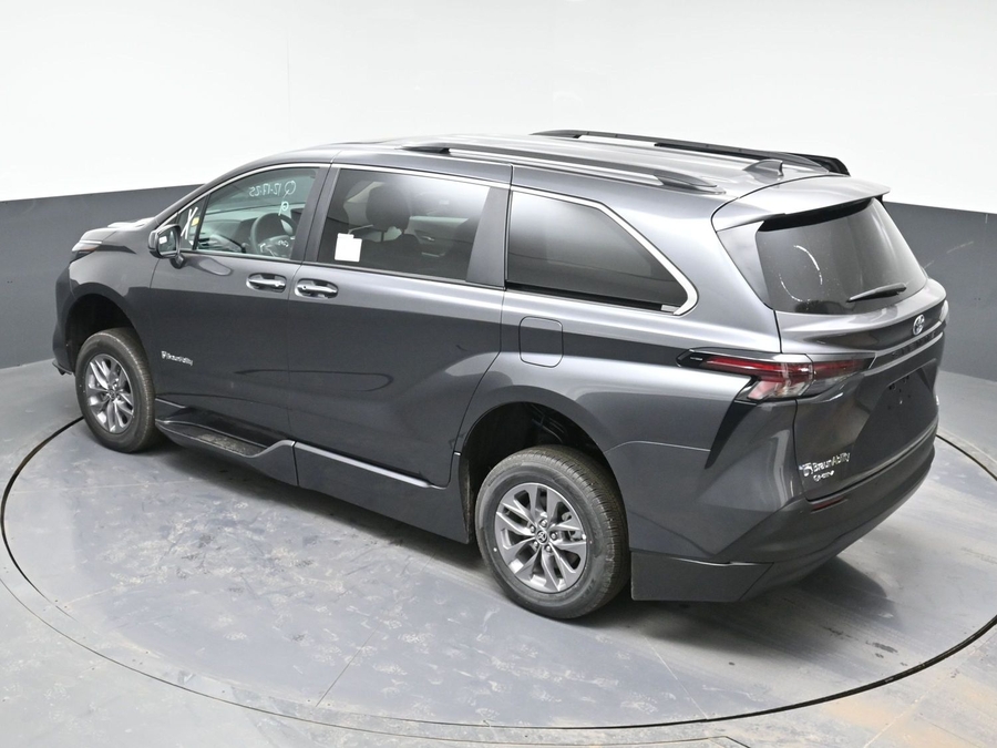 New 2025 Toyota Sienna Hybrid XLE Plus - BraunAbility Side Entry Entry Fold Out Automatic Ramp
