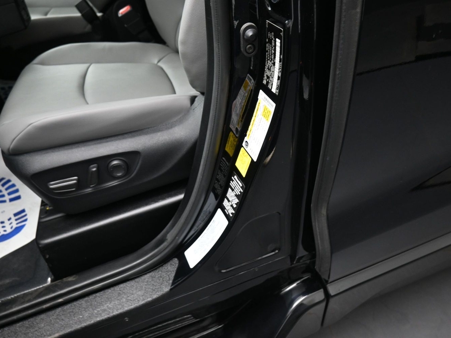 Black Toyota Sienna image number 13