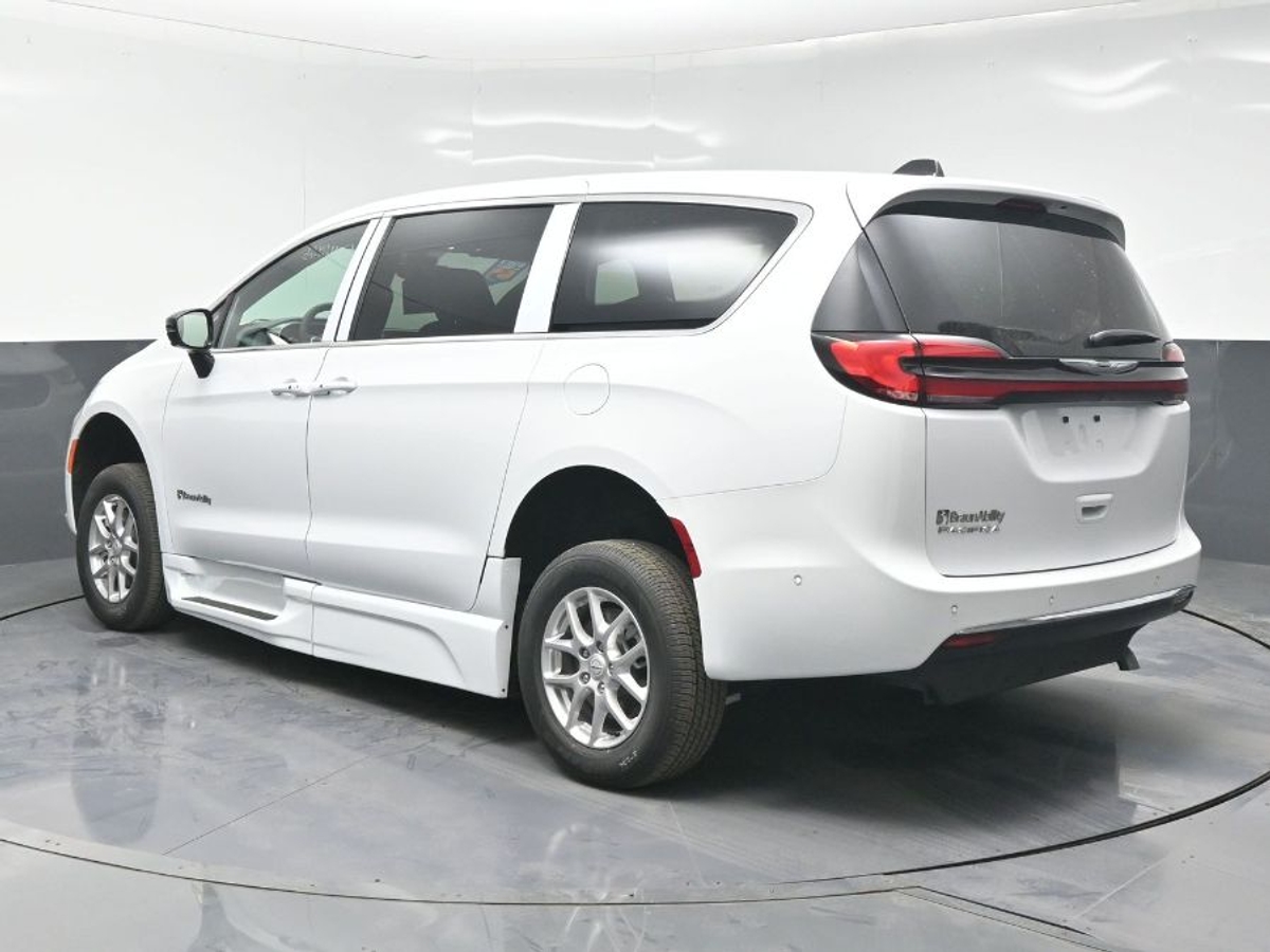 White Chrysler Pacifica image number 4