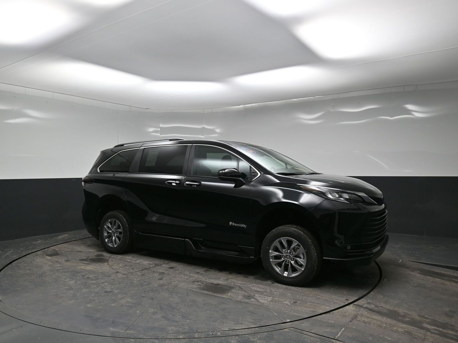 Black Toyota Sienna image number 17