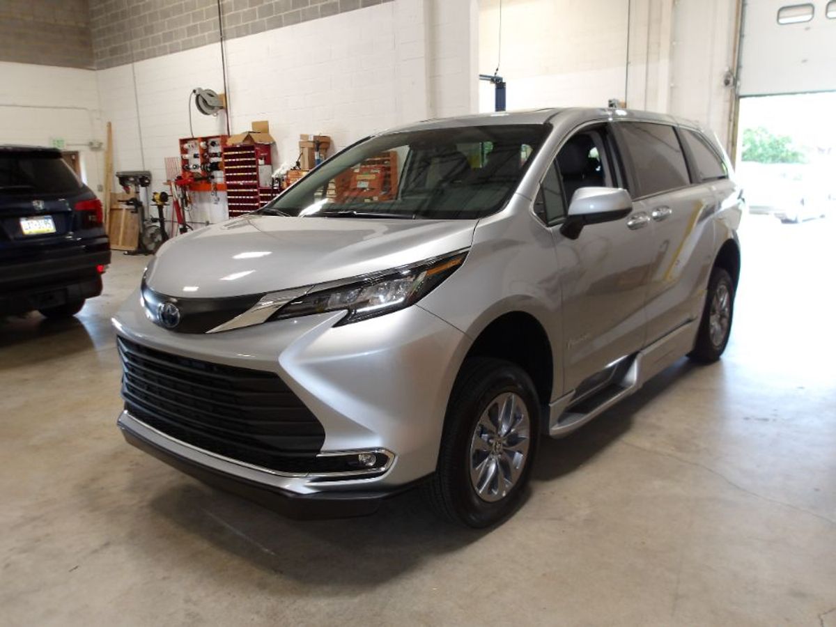 Silver Toyota Sienna image number 9